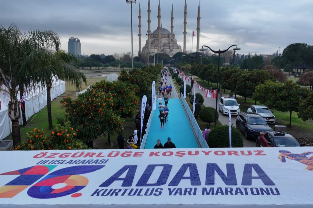 YAĞMURA RAĞMEN KOŞTULAR: ADANA’DA 16. KURTULUŞ YARI MARATONU BÜYÜK İLGİ GÖRDÜ