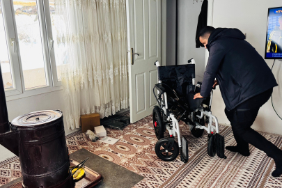 Polis memurundan engelli Ebubekir’e akülü sandalye desteği