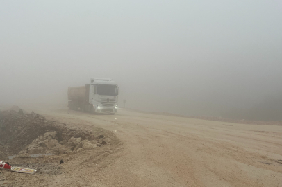 Yayladağı-Antakya yolunda görüş mesafesi sis nedeniyle düşüyor