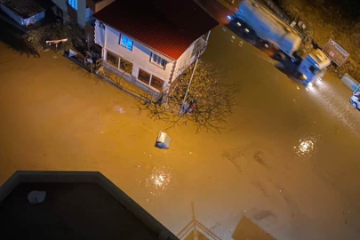 Adana’da selden geriye ıslak eşyalar, çamurlu yollar kaldı