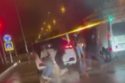 Adana’da yol ortasında yumruklu kavga kamerada