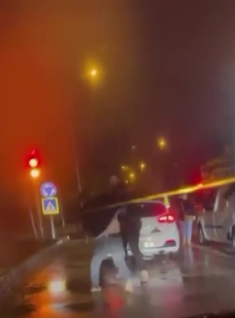 Adana’da yol ortasında yumruklu kavga kamerada 2