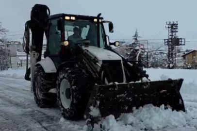 Adana'nın o ilçesinde kar hayatı durdurdu: Yollar kapandı, okullar tatil edildi