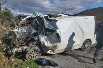 Bornova’da belediye otobüsü ile panelvan çarpıştı: 1 ölü, 8 yaralı