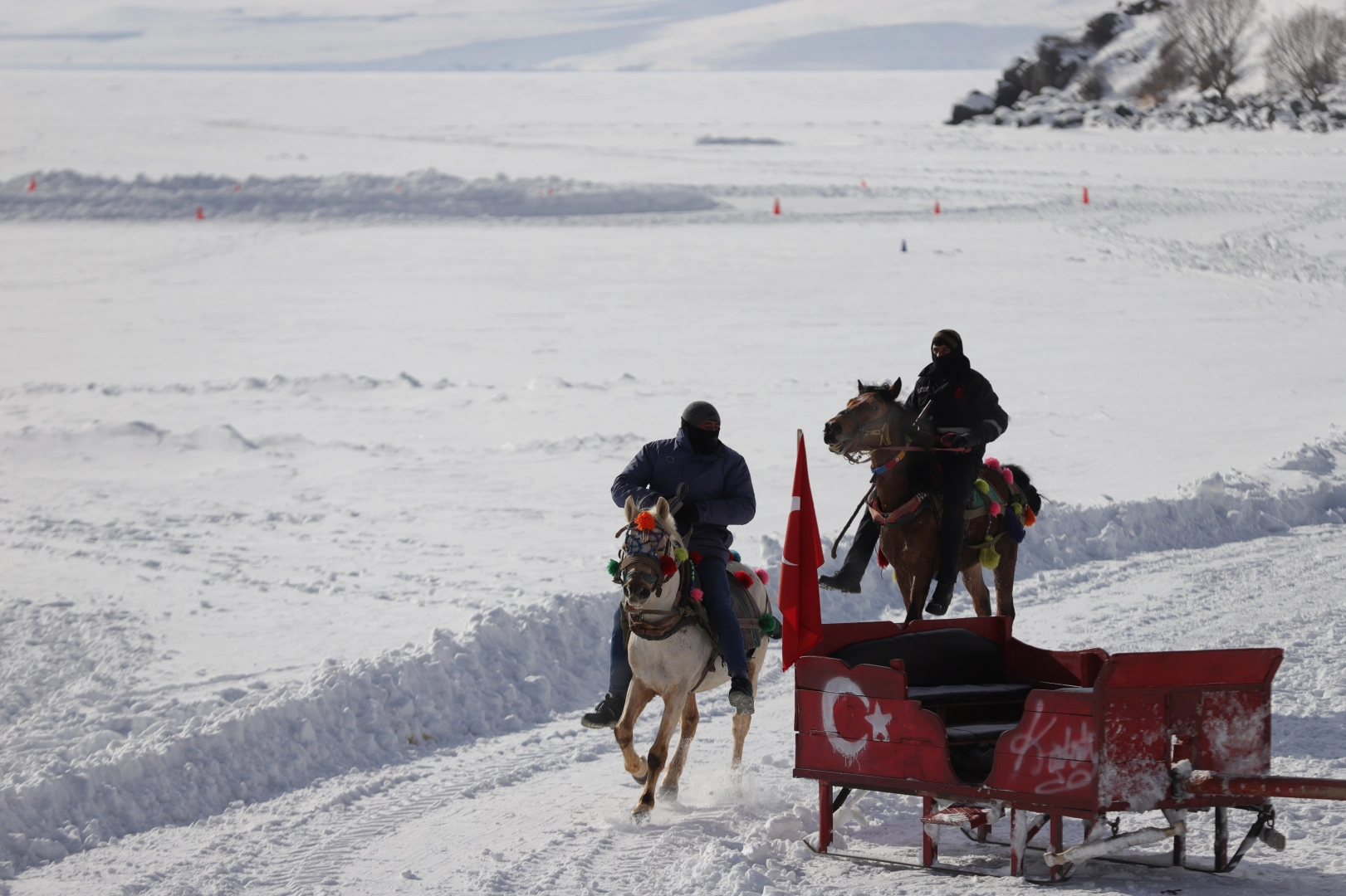 BUZ TUTAN ÇILDIR GÖLÜ ATLI KIZAK TURLARIYLA ZİYARETÇİLERİ ÇEKİYOR