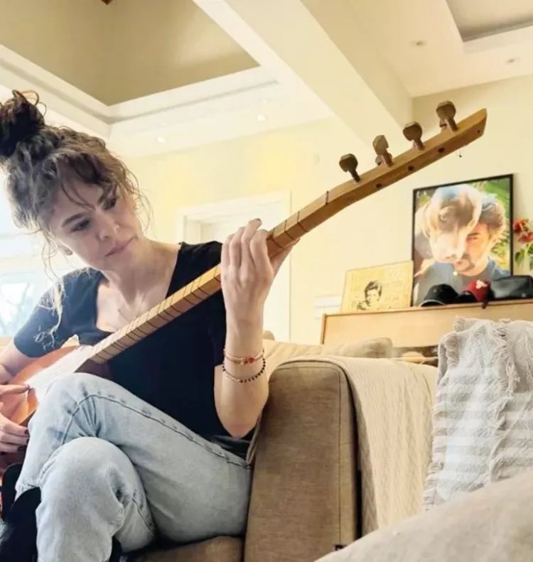 Gamze Topuz ile Celil Nalçakan Bebek’te el ele görüntülendi!  20 yıllık arkadaşım dedi ama paylaşım kafaları karıştırdı 2