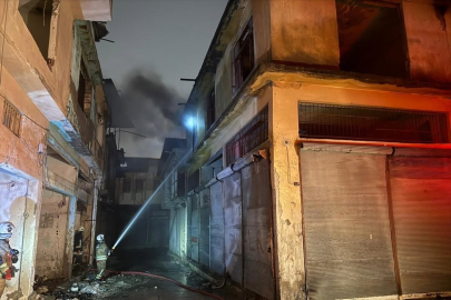 Hatay Antakya’da deprem yorgunu bina alevlere teslim oldu