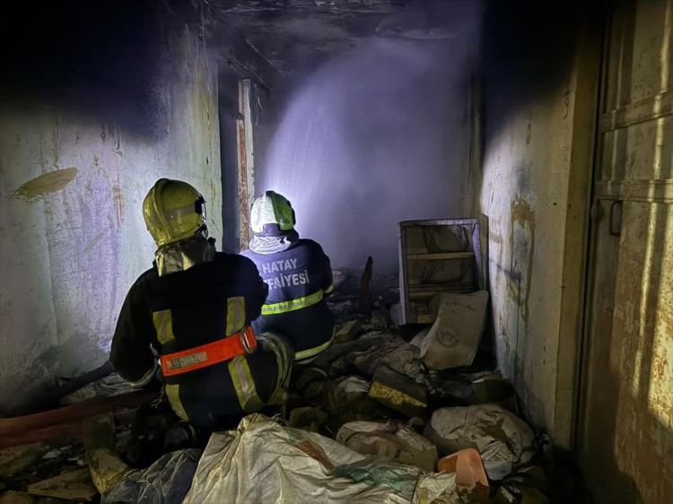 Hatay Antakya’da deprem yorgunu bina alevlere teslim oldu 2