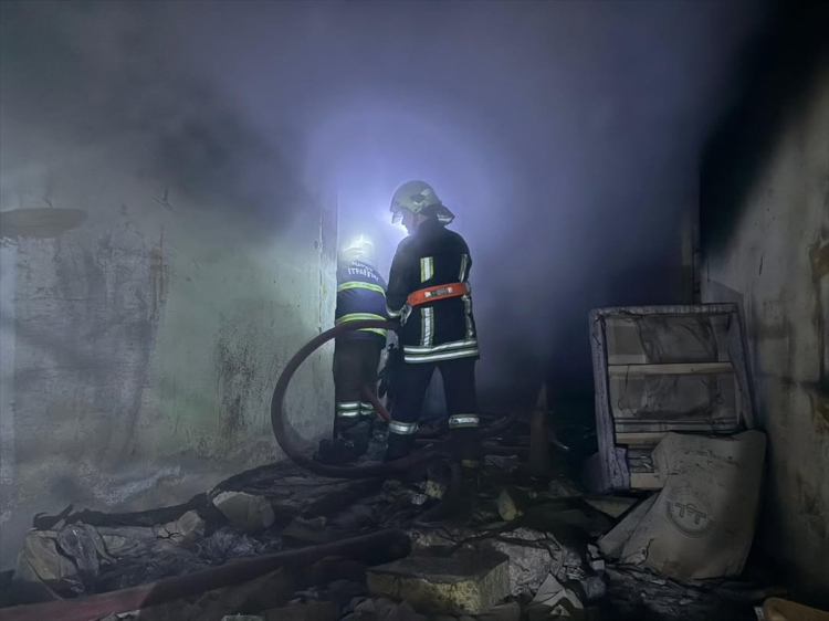 Hatay Antakya’da deprem yorgunu bina alevlere teslim oldu 3