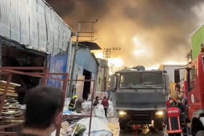 Mersin’de geri dönüşüm fabrikasında yangın: Ekipler müdahale ediyor