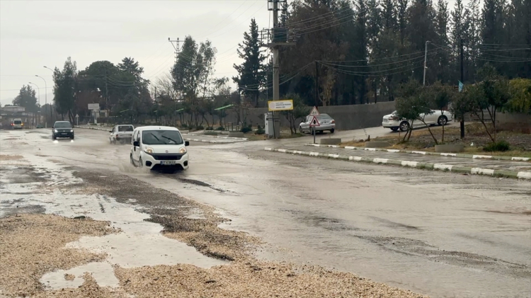 Osmaniye’de sağanak tarım arazilerini ve yolları göle çevirdi 2
