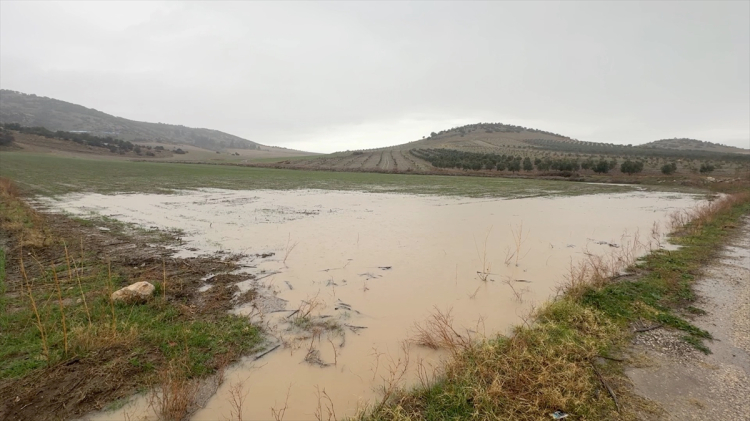 Osmaniye’de sağanak tarım arazilerini ve yolları göle çevirdi 3