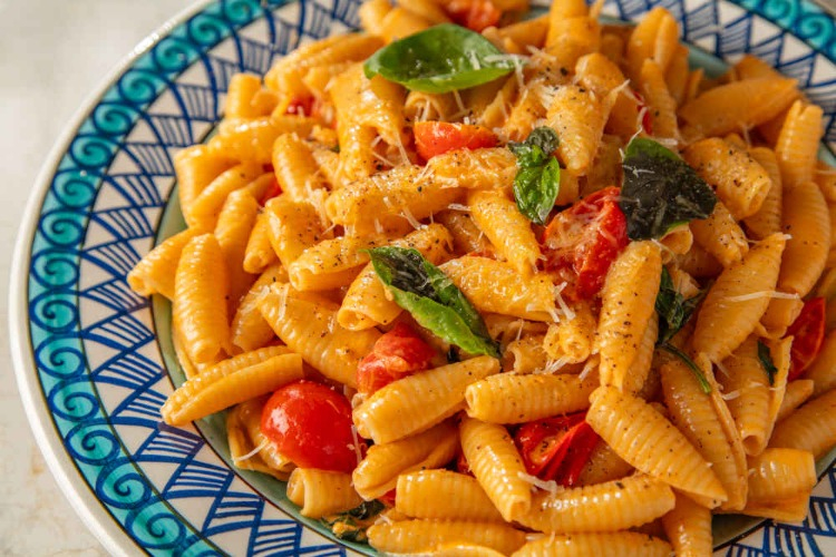 Çeri Domatesli ve Fesleğenli Makarna