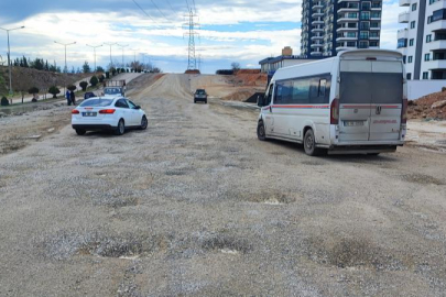 Adana’da su birikintisi yolu kapattı, sürücüler bozuk yolda mağdur oldu