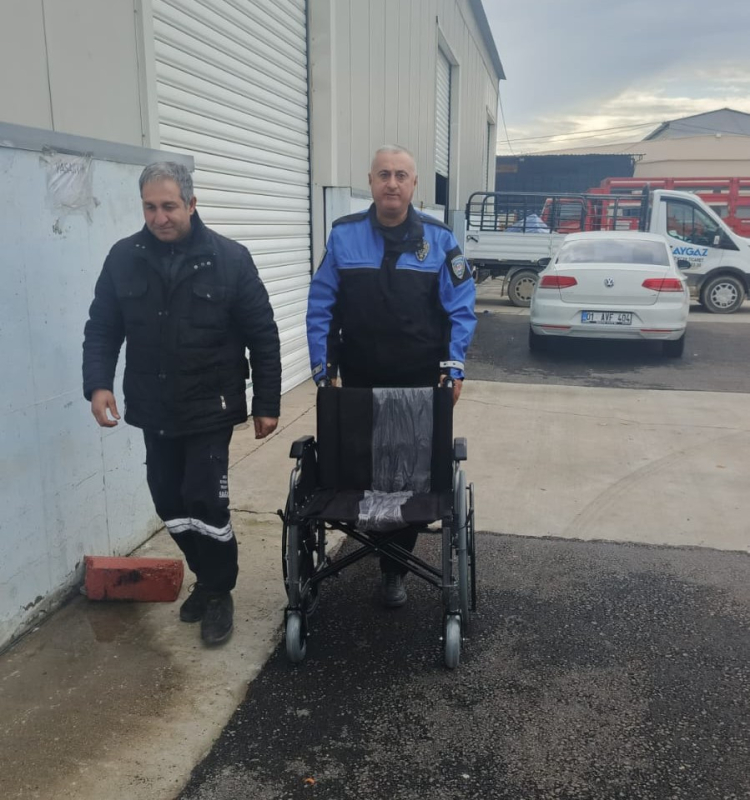 Tekerlekli sandalyesi kırılan vatandaşın yardımına polis ekipleri koştu