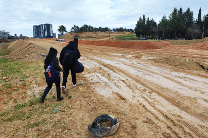 Adana'da sanata giden yol çamura teslim