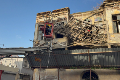 Adana’da tarihi binanın çatısı kısmen çöktü