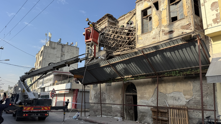 Adana’da tarihi binanın çatısı kısmen çöktü, ekipler çatıdaki tahtaları keserek önlem aldı 2
