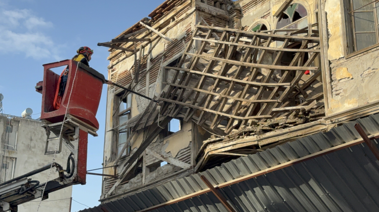 Adana’da tarihi binanın çatısı kısmen çöktü, ekipler çatıdaki tahtaları keserek önlem aldı 3