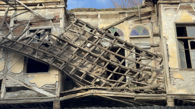 Adana’da tarihi binanın çatısı kısmen çöktü, ekipler çatıdaki tahtaları keserek önlem aldı 4