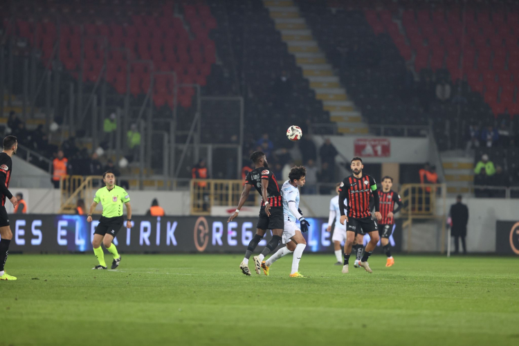 Adana Demirspor, Trendyol 1. Lig 21. Hafta maçında deplasmanda Çorum FK ile karşılaştı. Karşılaşmanın 80. dakikasına kadar 1-1 devam eden mücadeleyi Çorum ekibi peş peşe bulduğu goller ile 4-1 kazanarak 3 puanı hanesine yazdırdı. Maçın 6. Dakikasında sol kanattan gelişen Çorum FK atağında Yusuf Erdoğan topla birlikte hızla ilerleyip penaltı noktasının önüne ortaladı. O bölgeye hareketlenen Thiam sağ ayağının içiyle gelişine vurup meşin yuvarlağı sağ köşeden ağlarla buluşturdu: 1-0 Ardından 22. dakikada Adana ekibi beraberliği yakaladı. Adana Demirspor'un sol kanattan geliştirdiği atakta Gökdeniz, Ahmet ile verkaç yapıp soldan ceza alanına girip sağ ayağının içiyle vuruşunu yaptı. Kaleci Sehic topu penaltı noktasının soluna doğru sektirdi. Ahmet'in sağ ayağının üstüyle yaptığı vuruşta meşin yuvarlak sol direk yanından ağlara gitti: 1-1. Bu arada Adana Demirspor'da Ahmet Yılmaz, bu sezon ilk kez gol sevinci yaşadı. Son çeyreğe kadar beraberlik devam ederken, 80. dakikada Çorum ekibinin organize gelişen atağında Samudio orta yayın önünden solunda savunma arkasına koşu yapan Oğuz Gürbulak’a uzun gönderdi. Oğuz ceza alanı içi solundan gelişine sert vurup meşin yuvarlağı sol köşeden ağlarla buluşturdu: 2-1. Ardından 83. dakikada Ev sahibi ekibin sol kanattan gelişen atağında Samudio sağdan savunma arkasına sarkan Atakan’a gönderdi. Ceza alanı içi sağ çaprazda topu kontrol eden Atakan sol ayağıyla sert vurdu, meşin yuvarlak sol köşeden ağlarla buluştu: 3-1. 88. dakikada Çorum FK’ın hızlı gelişen atağında Aleksic’in savunma arkasına gönderdiği topu alan Samudio, önde olan kaleci Eren’in üzerinde meşin yuvarlağı ağlara gönderdi: 4-1. Bu aynı zamanda maçın skoru oldu. STAD: Çorum Şehir HAKEMLER: Raşit Yorgancılar (xx), Barış Çiçeksoy (xx), Mehmet Dura (xx) ÇORUM FK: İbrahim Sehic (xx), Cemali Sertel (xx)(Dk.60 Atakan Akkaynak xx), Attamah (xxx), Sinan Osmanoğlu (xx), Üzeyir Ergün (xx), Ahmed Ildız (xx)(Dk.65 B. Samudio xxx), Ferhat Yazgan (xx)(Dk.46 Oğuz Gürbulak xx), Pedro Barbosa Moreıra (xx), Yusuf Erdoğan (xxx), Serdar Gürler (xx)(Dk.65 D.Aleksic xx), Mame Thiam (xxx)(Dk.85 Zubairu ?) ADANA DEMİRSPOR: Eren Fidan (xx), Enes Demirtaş (xx), Diyar Zengin (xx), Kürşat Türkeş Küçük (xx), Gökdeniz Tunç (xx)(Dk.79 Mert Menemencioğlu xx), Yusuf Buğra Demirkıran (xx), Aykut Sarıkaya (xx), Ali Fidan (xx), Osman Kaynak (xx)(Dk.85 Ali Arda Yıldız ?), Ahmet Yılmaz (xx)(Dk.72 Ahmet Bolat xx), Toprak Bayar (xx)(Dk.85Kayra Saygan ?) GOLLER: Dk.6 Mame Thiam, Dk.80 Oğuz Gürbulak, Dk.83 Atakan Akkaynak, Dk.88 Samudio  (Çorum FK) – Dk.22 Ahmet Yılmaz (A.Demirspor) SARI KARTLAR: Attamah (Çorum FK) – Eren (A.Demirspor) VA MAÇ.. DAK.6: Sol kanattan gelişen Çorum FK atağında Yusuf Erdoğan topla birlikte hızla ilerleyip penaltı noktasının önüne ortaladı. O bölgeye hareketlenen Thiam sağ ayağının içiyle gelişine vurup meşin yuvarlağı sağ köşeden ağlarla buluşturdu: 1-0 DAK.11:  Çorum ekibinin sağ kanattan geliştirdiği atakta Yusuf Erdoğan savunma arkasına sarkan Ahmed'e pas verdi. Ceza alanına giren Ahmed penaltı noktasına ortasını yaptı. Thiam'ın sol ayağının içiyle yaptığı vuruşta meşin yuvarlak filelere gitti ancak ofsayt bayrağı havada. DAK.14: Çorum ekibi yine ofsayta takıldı. Çorum FK’nın organize gelişen atağında Pedrinho, savunma arkasına sarkan Thiam'a pasını gönderdi. Ceza alanına giren Thiam, sağ ayağının içiyle plase vurup meşin yuvarlağı sağ köşeden ağlara gönderdi ancak ofsayt bayrağı havada. DAK.17: Çorum FK ikinci gole çok yaklaştı. Rakip an ön alanda baskı yapan Çorum F’da Serdar ceza alanına girip penaltı noktasına yerden ortaladı. Yusuf'un sol ayağının içiyle gelişine yaptığı vuruşta meşin yuvarlak üstten az farkla auta çıktı. DAK.22: Adana ekibi beraberliği yakaladı. Adana Demirspor'un sol kanattan geliştirdiği atakta Gökdeniz, Ahmet ile verkaç yapıp soldan ceza alanına girip sağ ayağının içiyle vuruşunu yaptı. Kaleci Sehic topu penaltı noktasının soluna doğru sektirdi. Ahmet'in sağ ayağının üstüyle yaptığı vuruşta meşin yuvarlak sol direk yanından ağlara gitti: 1-1. Bu arada Adana Demirspor'da Ahmet Yılmaz, bu sezon ilk kez gol sevinci yaşadı. DAK.50: Çorum ekibinden Yusuf Erdoğan’ın pasıyla penaltı noktasının gerisinde topla buluşan Oğuz, sağ ayağının üst içiyle vuruşunu yaptı. Meşin yuvarlak üstten auta çıktı. DAK.67: Çorum ekibinin sağ kanattan gelişen atağında Üzeyir’in savunma arkasına gönderdiği topu alan Samudio kaleci Eren’in ileri çıktığını görünce aşırtma vurdu, top üstten auta çıktı. DAK.69: Çorum ekibi yine ofsayta takıldı. Ev sahibi ekibin sodan gelişen atağında Oğuz savunma arkasına koşu yapan Yusuf Erdoğan’a gönderdi. Yusuf’un içeri çevirdiği topa Aleksic sol ayağıyla gelişine vurdu. Kaleci Eren sektirdi. Dönen topa Thiam vurup ağlarla buluşturdu ancak ofsayt bayrağı havada. DAK.81: Çorum ekibinin organize gelişen atağında Samudio orta yayın önünden solunda savunma arkasına koşu yapan Oğuz Gürbulak’a uzun gönderdi. Oğuz ceza alanı içi solundan gelişine sert vurup meşin yuvarlağı sol köşeden ağlarla buluşturdu: 2-1. DAK.83: Ev sahibi ekibin sol kanattan gelişen atağında Samudio sağdan savunma arkasına sarkan Atakan’a gönderdi. Ceza alanı içi sağ çaprazda topu kontrol eden Atakan sol ayağıyla sert vurdu, meşin yuvarlak sol köşeden ağlarla buluştu: 3-1. DAK.88: Fark üçe çıktı. Çorum FK’ın hızlı gelişen atağında Aleksic’in savunma arkasına gönderdiği topu alan Samudio, önde olan kaleci Eren’in üzerinde meşin yuvarlağı ağlara gönderdi: 4-1.