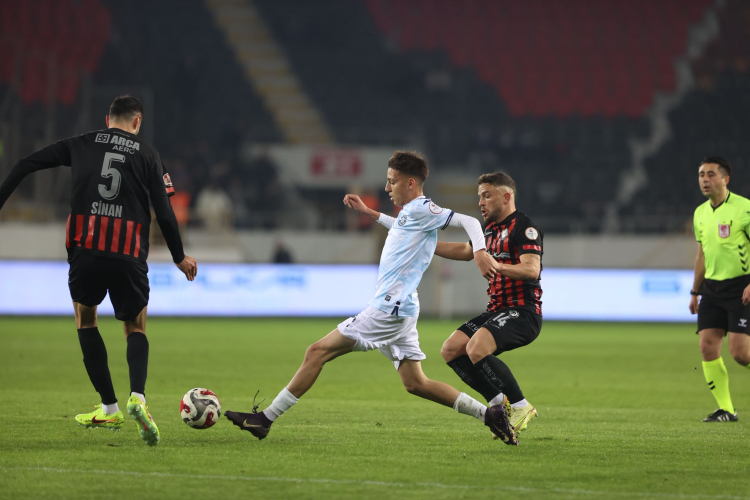 Adana Demirspor, Trendyol 1. Lig 21. Hafta maçında deplasmanda Çorum FK ile karşılaştı. Karşılaşmanın 80. dakikasına kadar 1-1 devam eden mücadeleyi Çorum ekibi peş peşe bulduğu goller ile 4-1 kazanarak 3 puanı hanesine yazdırdı. Maçın 6. Dakikasında sol kanattan gelişen Çorum FK atağında Yusuf Erdoğan topla birlikte hızla ilerleyip penaltı noktasının önüne ortaladı. O bölgeye hareketlenen Thiam sağ ayağının içiyle gelişine vurup meşin yuvarlağı sağ köşeden ağlarla buluşturdu: 1-0 Ardından 22. dakikada Adana ekibi beraberliği yakaladı. Adana Demirspor'un sol kanattan geliştirdiği atakta Gökdeniz, Ahmet ile verkaç yapıp soldan ceza alanına girip sağ ayağının içiyle vuruşunu yaptı. Kaleci Sehic topu penaltı noktasının soluna doğru sektirdi. Ahmet'in sağ ayağının üstüyle yaptığı vuruşta meşin yuvarlak sol direk yanından ağlara gitti: 1-1. Bu arada Adana Demirspor'da Ahmet Yılmaz, bu sezon ilk kez gol sevinci yaşadı. Son çeyreğe kadar beraberlik devam ederken, 80. dakikada Çorum ekibinin organize gelişen atağında Samudio orta yayın önünden solunda savunma arkasına koşu yapan Oğuz Gürbulak’a uzun gönderdi. Oğuz ceza alanı içi solundan gelişine sert vurup meşin yuvarlağı sol köşeden ağlarla buluşturdu: 2-1. Ardından 83. dakikada Ev sahibi ekibin sol kanattan gelişen atağında Samudio sağdan savunma arkasına sarkan Atakan’a gönderdi. Ceza alanı içi sağ çaprazda topu kontrol eden Atakan sol ayağıyla sert vurdu, meşin yuvarlak sol köşeden ağlarla buluştu: 3-1. 88. dakikada Çorum FK’ın hızlı gelişen atağında Aleksic’in savunma arkasına gönderdiği topu alan Samudio, önde olan kaleci Eren’in üzerinde meşin yuvarlağı ağlara gönderdi: 4-1. Bu aynı zamanda maçın skoru oldu. STAD: Çorum Şehir HAKEMLER: Raşit Yorgancılar (xx), Barış Çiçeksoy (xx), Mehmet Dura (xx) ÇORUM FK: İbrahim Sehic (xx), Cemali Sertel (xx)(Dk.60 Atakan Akkaynak xx), Attamah (xxx), Sinan Osmanoğlu (xx), Üzeyir Ergün (xx), Ahmed Ildız (xx)(Dk.65 B. Samudio xxx), Ferhat Yazgan (xx)(Dk.46 Oğuz Gürbulak xx), Pedro Barbosa Moreıra (xx), Yusuf Erdoğan (xxx), Serdar Gürler (xx)(Dk.65 D.Aleksic xx), Mame Thiam (xxx)(Dk.85 Zubairu ?) ADANA DEMİRSPOR: Eren Fidan (xx), Enes Demirtaş (xx), Diyar Zengin (xx), Kürşat Türkeş Küçük (xx), Gökdeniz Tunç (xx)(Dk.79 Mert Menemencioğlu xx), Yusuf Buğra Demirkıran (xx), Aykut Sarıkaya (xx), Ali Fidan (xx), Osman Kaynak (xx)(Dk.85 Ali Arda Yıldız ?), Ahmet Yılmaz (xx)(Dk.72 Ahmet Bolat xx), Toprak Bayar (xx)(Dk.85Kayra Saygan ?) GOLLER: Dk.6 Mame Thiam, Dk.80 Oğuz Gürbulak, Dk.83 Atakan Akkaynak, Dk.88 Samudio  (Çorum FK) – Dk.22 Ahmet Yılmaz (A.Demirspor) SARI KARTLAR: Attamah (Çorum FK) – Eren (A.Demirspor) VA MAÇ.. DAK.6: Sol kanattan gelişen Çorum FK atağında Yusuf Erdoğan topla birlikte hızla ilerleyip penaltı noktasının önüne ortaladı. O bölgeye hareketlenen Thiam sağ ayağının içiyle gelişine vurup meşin yuvarlağı sağ köşeden ağlarla buluşturdu: 1-0 DAK.11:  Çorum ekibinin sağ kanattan geliştirdiği atakta Yusuf Erdoğan savunma arkasına sarkan Ahmed'e pas verdi. Ceza alanına giren Ahmed penaltı noktasına ortasını yaptı. Thiam'ın sol ayağının içiyle yaptığı vuruşta meşin yuvarlak filelere gitti ancak ofsayt bayrağı havada. DAK.14: Çorum ekibi yine ofsayta takıldı. Çorum FK’nın organize gelişen atağında Pedrinho, savunma arkasına sarkan Thiam'a pasını gönderdi. Ceza alanına giren Thiam, sağ ayağının içiyle plase vurup meşin yuvarlağı sağ köşeden ağlara gönderdi ancak ofsayt bayrağı havada. DAK.17: Çorum FK ikinci gole çok yaklaştı. Rakip an ön alanda baskı yapan Çorum F’da Serdar ceza alanına girip penaltı noktasına yerden ortaladı. Yusuf'un sol ayağının içiyle gelişine yaptığı vuruşta meşin yuvarlak üstten az farkla auta çıktı. DAK.22: Adana ekibi beraberliği yakaladı. Adana Demirspor'un sol kanattan geliştirdiği atakta Gökdeniz, Ahmet ile verkaç yapıp soldan ceza alanına girip sağ ayağının içiyle vuruşunu yaptı. Kaleci Sehic topu penaltı noktasının soluna doğru sektirdi. Ahmet'in sağ ayağının üstüyle yaptığı vuruşta meşin yuvarlak sol direk yanından ağlara gitti: 1-1. Bu arada Adana Demirspor'da Ahmet Yılmaz, bu sezon ilk kez gol sevinci yaşadı. DAK.50: Çorum ekibinden Yusuf Erdoğan’ın pasıyla penaltı noktasının gerisinde topla buluşan Oğuz, sağ ayağının üst içiyle vuruşunu yaptı. Meşin yuvarlak üstten auta çıktı. DAK.67: Çorum ekibinin sağ kanattan gelişen atağında Üzeyir’in savunma arkasına gönderdiği topu alan Samudio kaleci Eren’in ileri çıktığını görünce aşırtma vurdu, top üstten auta çıktı. DAK.69: Çorum ekibi yine ofsayta takıldı. Ev sahibi ekibin sodan gelişen atağında Oğuz savunma arkasına koşu yapan Yusuf Erdoğan’a gönderdi. Yusuf’un içeri çevirdiği topa Aleksic sol ayağıyla gelişine vurdu. Kaleci Eren sektirdi. Dönen topa Thiam vurup ağlarla buluşturdu ancak ofsayt bayrağı havada. DAK.81: Çorum ekibinin organize gelişen atağında Samudio orta yayın önünden solunda savunma arkasına koşu yapan Oğuz Gürbulak’a uzun gönderdi. Oğuz ceza alanı içi solundan gelişine sert vurup meşin yuvarlağı sol köşeden ağlarla buluşturdu: 2-1. DAK.83: Ev sahibi ekibin sol kanattan gelişen atağında Samudio sağdan savunma arkasına sarkan Atakan’a gönderdi. Ceza alanı içi sağ çaprazda topu kontrol eden Atakan sol ayağıyla sert vurdu, meşin yuvarlak sol köşeden ağlarla buluştu: 3-1. DAK.88: Fark üçe çıktı. Çorum FK’ın hızlı gelişen atağında Aleksic’in savunma arkasına gönderdiği topu alan Samudio, önde olan kaleci Eren’in üzerinde meşin yuvarlağı ağlara gönderdi: 4-1.