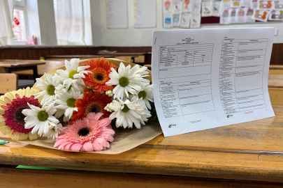 Adana’da babaları tarafından öldürülen Ada ve Mert’in karneleri sıralarına bırakıldı