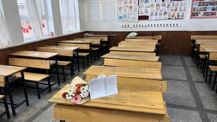 Adana’da babaları tarafından öldürülen Ada ve Mert’in karneleri sıralarına bırakıldı 4