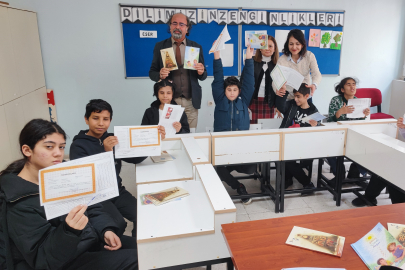 Adana’da görme engelli öğrenciler Braille alfabesiyle karnelerini aldı