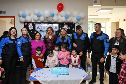 Adana’da polis ekipleri öğrencilerin karne sevincine ortak oldu