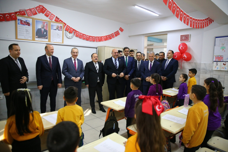 Adana, Mersin, Hatay ve Osmaniye'de yarıyıl tatili zili çaldı, öğrenciler karnelerini aldı 2