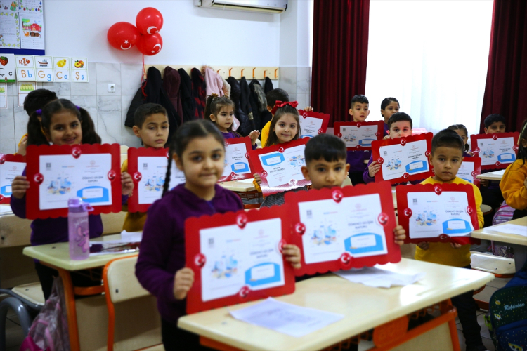 Adana, Mersin, Hatay ve Osmaniye'de yarıyıl tatili zili çaldı, öğrenciler karnelerini aldı 3