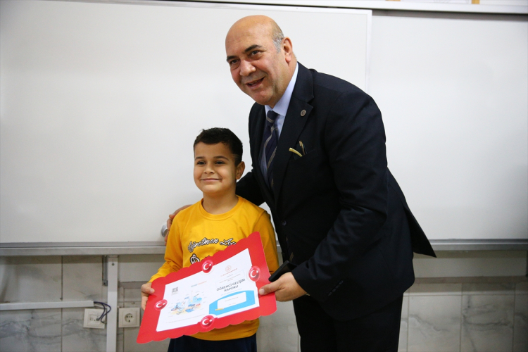 Adana, Mersin, Hatay ve Osmaniye'de yarıyıl tatili zili çaldı, öğrenciler karnelerini aldı 4