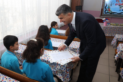 Akdeniz’de karne sevinci: Zeyit Şener öğrencilerle buluştu