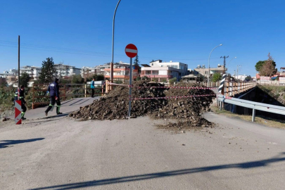 Hatay'da 50 yıllık Karakese Köprüsü ortasında delik oluşunca trafiğe kapatıldı