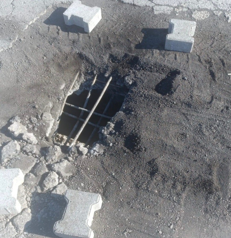 Hatay'da 50 yıllık Karakese Köprüsü ortasında delik oluşunca trafiğe kapatıldı 2