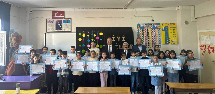 Mersin Mut’ta karne sevinci Kaymakam Osman Çelikkol öğrencilerle buluştu 2