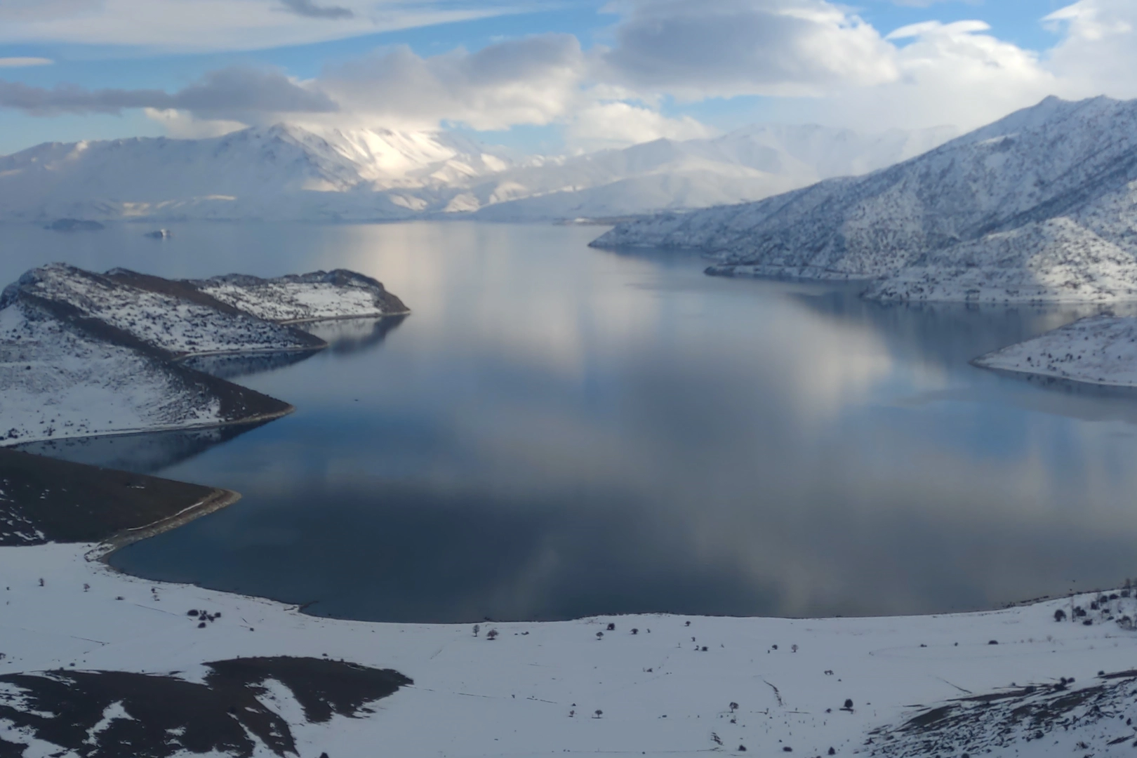 Van’da kar yağışı Van Gölü’nde görsel şölen oluşturdu