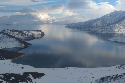 Van’da kar yağışı Van Gölü’nde görsel şölen oluşturdu