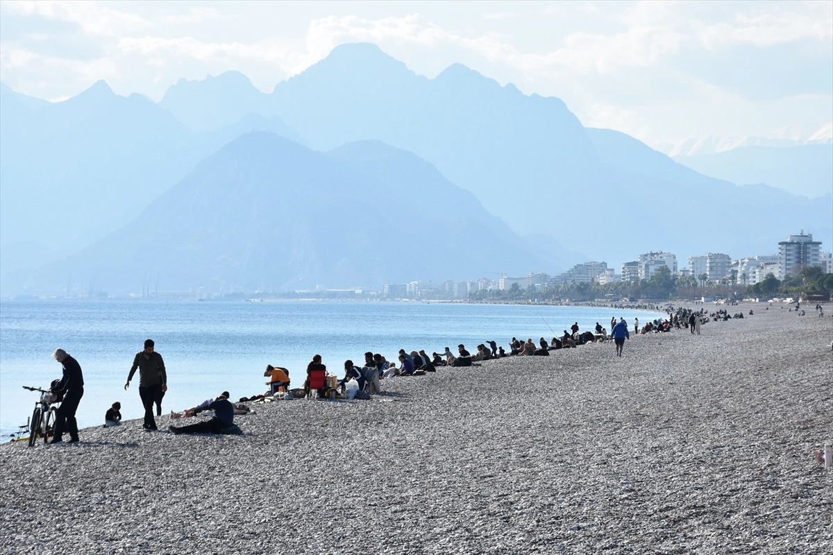 Antalya'da güneşli havayı fırsat bilenler sahillerde yoğunluk oluşturdu