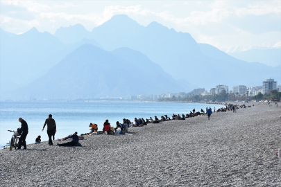 Antalya'da güneşli havayı fırsat bilenler sahillerde yoğunluk oluşturdu