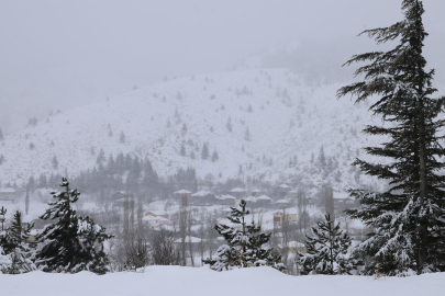 Adana'da mazotun donduğu ilçede kar kalınlığı 1 metreyi aştı