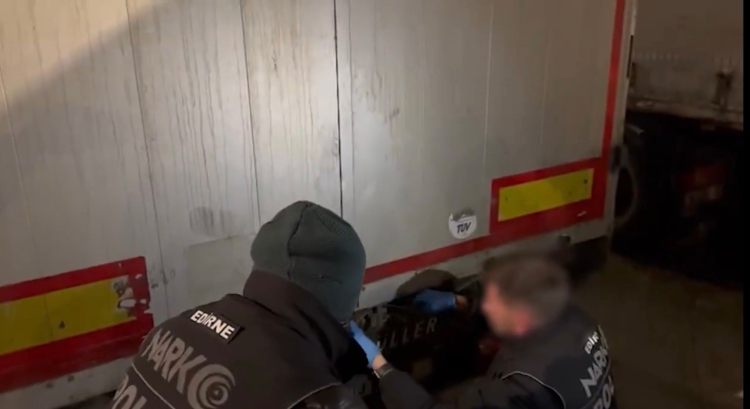 Bakan Yerlikaya Hamzabeyli’de tırda 220,7 kilogram kokain ile 69 kilogram skunk ele geçirildi 2