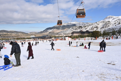 Belediyenin sömestir sürprizi çocukları Davraz’da karla buluşturdu