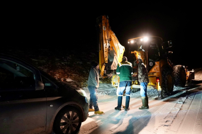 Yoğun Kar yağışı yolda tehlike yarattı: 3 Kişilik aile yolda kaldı
