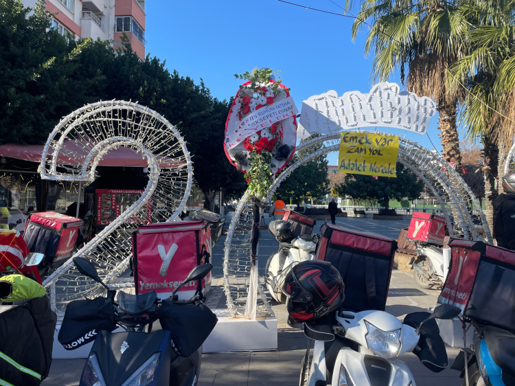 Adana’da motokuryeler kontak kapattı