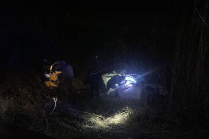 Ceyhan’da refüje çarpan otomobil dere yatağına düştü: 3 Yaralı