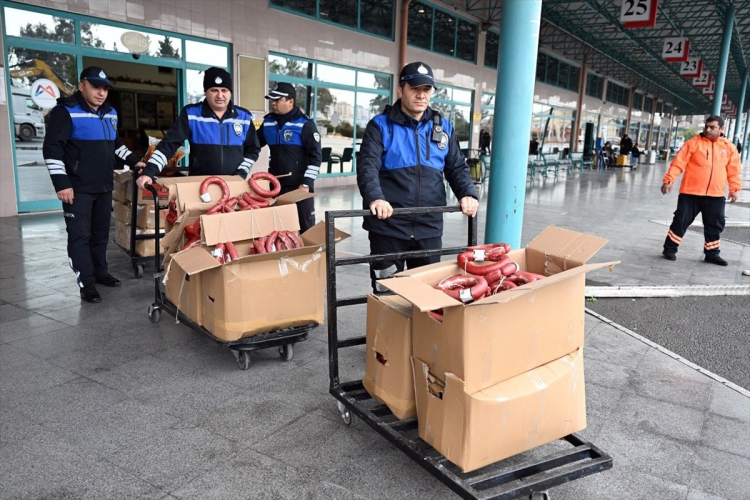 Mersin Tarsus’ta otobüslerde taşınan 300 kilo sucuk imha edildi 2