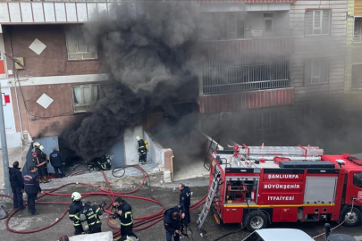 Şanlıurfa'da yatak deposunda çıkan yangına müdahale ediliyor