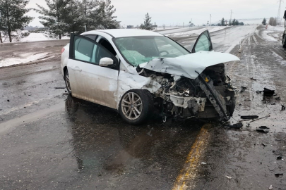 Tır ve otomobil çarpıştı, 2 kişi yaralandı